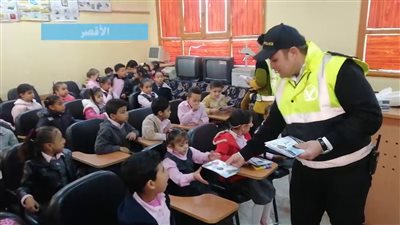 مديريات الأمن تواصل زيارة المدارس وتوزع كتيبات تثقيفية على الأطفال
