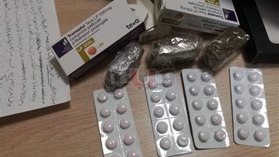 ضبط محاولتي تهريب ترامادول وحشيش بمطار القاهرة (صور)