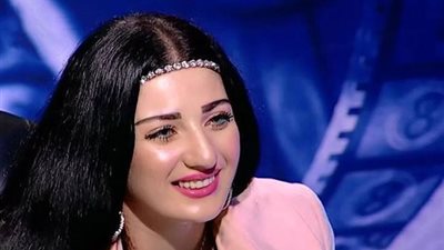 صافيناز تنهار أمام النيابة بعد سحب جواز سفرها