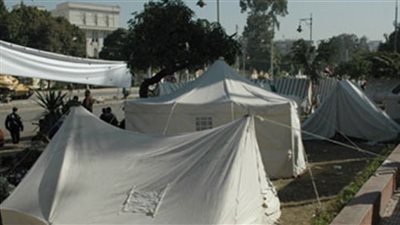 تزايد أعداد خيام المعتصمين أمام 