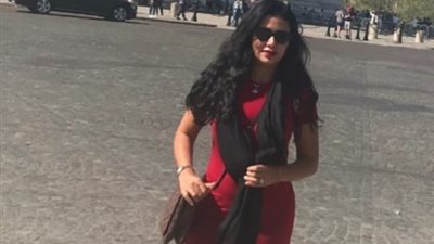 إطلالة جذابة لرانيا يوسف بالأحمر