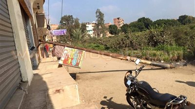 بالصور.. سقوط عمود كهرباء في قرية الجديدة بالشرقية