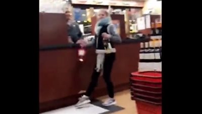 حسناء تضع نفسها في موقف محرج أثناء رقصها بزجاجتين داخل متجر (فيديو)