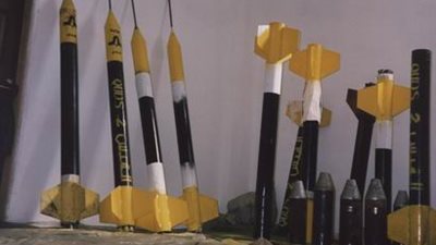 ضبط سيارة محملة بـ 5 صواريخ جراد وقنابل وألغام وأسلحة في رفح