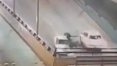 مصرع سائق دراجة نارية بسبب سرعته الجنونية (فيديو)