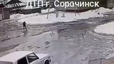 رجل يدهس مطلقته للتنازل عن حضانة ابنتهما (فيديو)