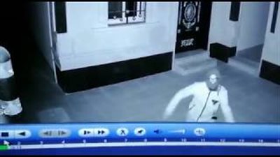 رد فعل صادم لـ«حرامي» شاهد كاميرا مراقبة لحظة سرقة منزل (فيديو)