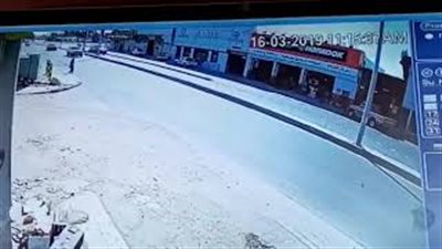 رجل يعرض حياته للخطر ويقف أمام سيارة للحصول على النقود (فيديو)