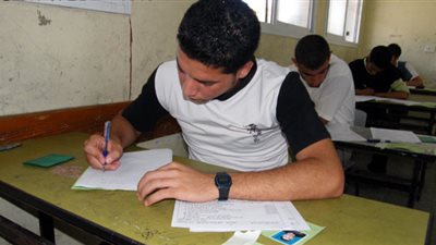 بالصور.. طلاب الثانوية العامة يسربون 