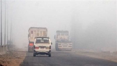 المرور تعيد فتح طريق العلمين الصحراوي بعد انقشاع الشبورة المائية