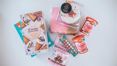 امرأة تزين كعكة عيد ميلاد طفلتها في دقائق بأبسط المكونات (صور)