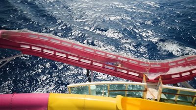 أطول ألعاب مائية 243 مترا وسط المياه (فيديو وصور)