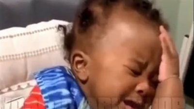 رد فعل طريف لطفل بعد حلق والده ضفائر شعره (فيديو وصور)