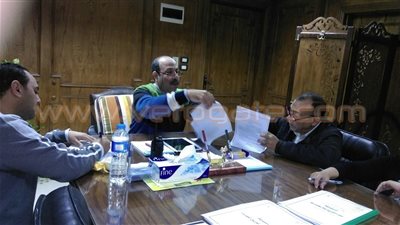 بالصور.. حي العجمي يتعاقد مع منشآت تجارية لرفع القمامة