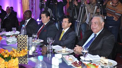 بالصور.. وزارة الرياضة تشارك «أحمد عز» في تكريم منتخب كمال الأجسام