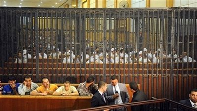 متهمو بورسعيد يشربون السجائر داخل القفص.. والقاضي يعترض