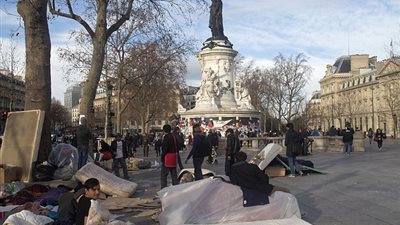 بالصور.. «الأفغان» يحتلون شوارع باريس بأمتعتهم