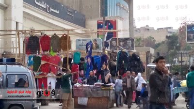 بالفيديو والصور.. الباعة الجائلون يغتالون مسارح الدولة