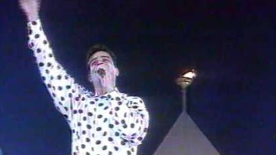 باسم يوسف يرقص بمطواة في 