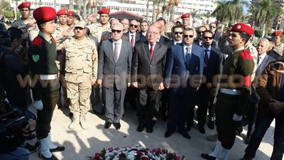 بالصور .. محافظ بورسعيد ووزير الثقافة يضعان الزهور على النصب التذكاري