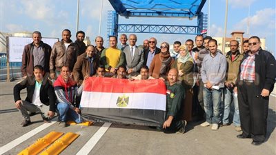 بالصور.. «محافظ بورسعيد» ورئيس تعمير سيناء يفتتحان كوبري «عزمي»