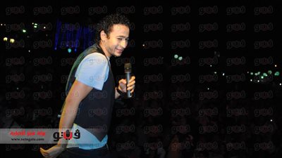 بالصور.. حمادة هلال يتحدى المظاهرات ويُقيم حفلًا غنائيا أمس