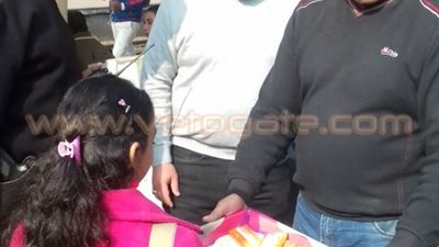 بالصور..شرطة النقل توزع حلوى المولد على المواطنين