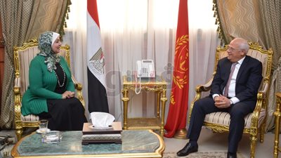 محافظ بورسعيد يهدي الأم المثالية وبناتها رحلة عمرة (صور)