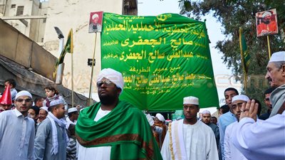 بالفيديو والصور.. أناشيد ومدائح صوفية على أنغام العود بالحسين