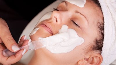 تمتعي ببياض ونضارة بشرتك في «الكريسماس» بقناع «الطحينة والحليب»