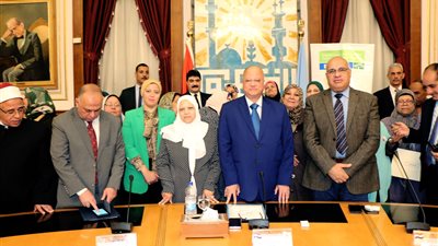 محافظ القاهرة يكرم الأمهات المثاليات (صور)