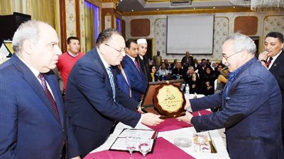 محافظ الشرقية يكرم أمهات شهداء حادث قطار محطة مصر (صور)