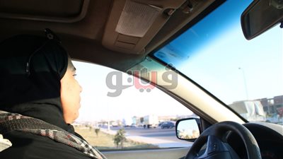 «الست السواقة».. «أم رقية» تعمل على سيارة أجرة لمساعدة زوجها المصاب (فيديو)