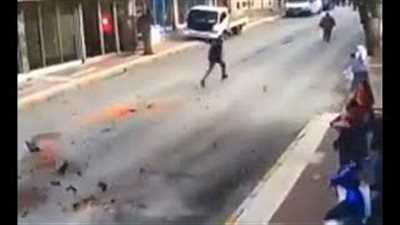 لحظة وقوع زلزال غرب تركيا ونجاة أحد الأشخاص بأعجوبة (فيديو)