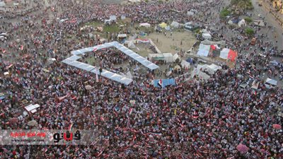 توافد آلاف المتظاهرين إلى ميدان التحرير وإغلاق الحركة أمام السيارات