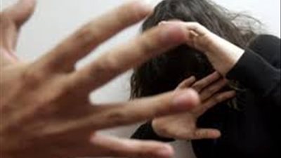 إرهابي يميني يعتدي على مسلمة حامل ويضربها على بطنها في ألمانيا