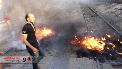 بالصور.. بلطجية يقطعون السكة الحديد في بنها ويشعلون النيران على القضبان