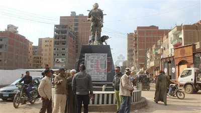 تمثال المنسي يثير الجدل بين أهالي منيا القمح بسبب دقة الشبه مع الشهيد (صور)