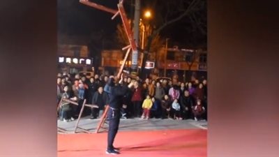 رجل يحمل 7 مقاعد خشبية أعلى فمه (فيديو)