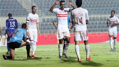 مشادات بين عمال غرفة خلع ملابس الزمالك ومهاجم المحلة