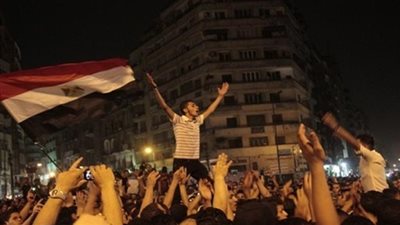 المواطنون يتوافدون على التحرير واللجان الشعبية تغلق الميدان