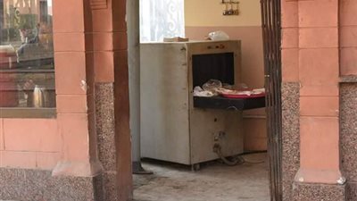 بالفيديو والصور.. غرائب وطرائف الموظفين.. «ميصحش كده».. فول وطعمية وباذنجان مخلل فوق ماكينة كشف الحقائب بالمتحف المصري.. موظفة الجوازات تعتذر لمواطن بـ«صينية بطاطس بالفراخ»..«