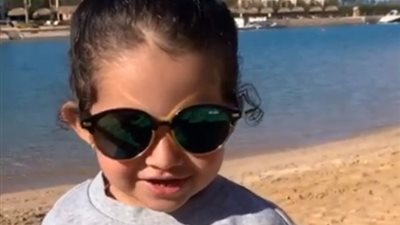 ابنة النني تغني في عيد الأم.. واللاعب يوجه رسالة لوالدته (فيديو)