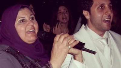 حكايات الفنانين مع هدية عيد الأم.. آيفون وآيباد من أجل فيفي عبده.. إسعاد يونس تفكر في رفض هدية ابنتها.. ميدالية بطولة الجمباز لـ«هالة صدقي».. هشام ماجد يضرب عصفورين بحجر.. ومصطفى شعبان يحاول