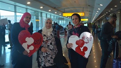 ورود وقلوب وصور تذكارية احتفالا بعيد الأم في مطار القاهرة