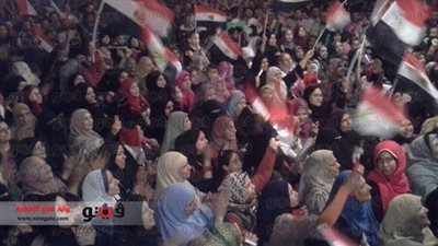 بالصور..السيدات يتظاهرن بـ