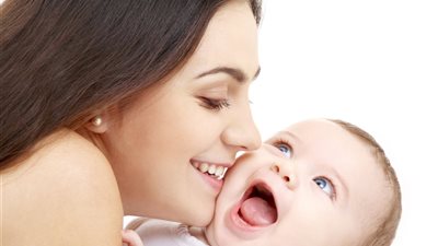 اغمري طفلك بالحنان تزداد نسبة ذكائه