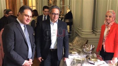 السفير المصري في باريس يفتتح «بازار خير» بحضور وزير الآثار (صور)