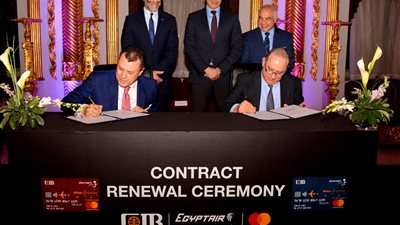 «التجاري الدولي» ومصر للطيران يجددان الشراكة 5 سنوات أخرى لإصدار بطاقات «Mileseverywhere»