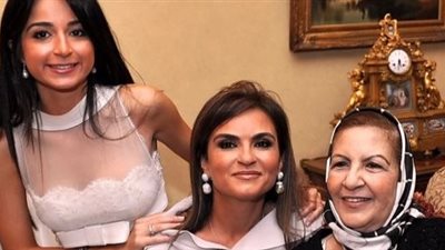 كيف احتفلت وزيرات الحكومة بعيد الأم؟.. «نبيلة مكرم» تزور معلمتها في المدرسة.. «إيناس عبد الدايم» تعطي هدايا لكل سيدات عائلتها.. «هالة زايد» تكرم الأمهات المثالية في الوزا